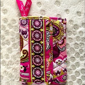 Vera Bradley wallet. Excellent condition. Matching purse sold separately.